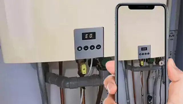 Hand die telefoon vasthoud filmt een thermostaat via WeSeeDo.