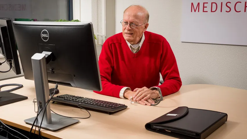 WeSeeDo-Gesprek-met-man-doctor-achter-laptop-beeldbellen